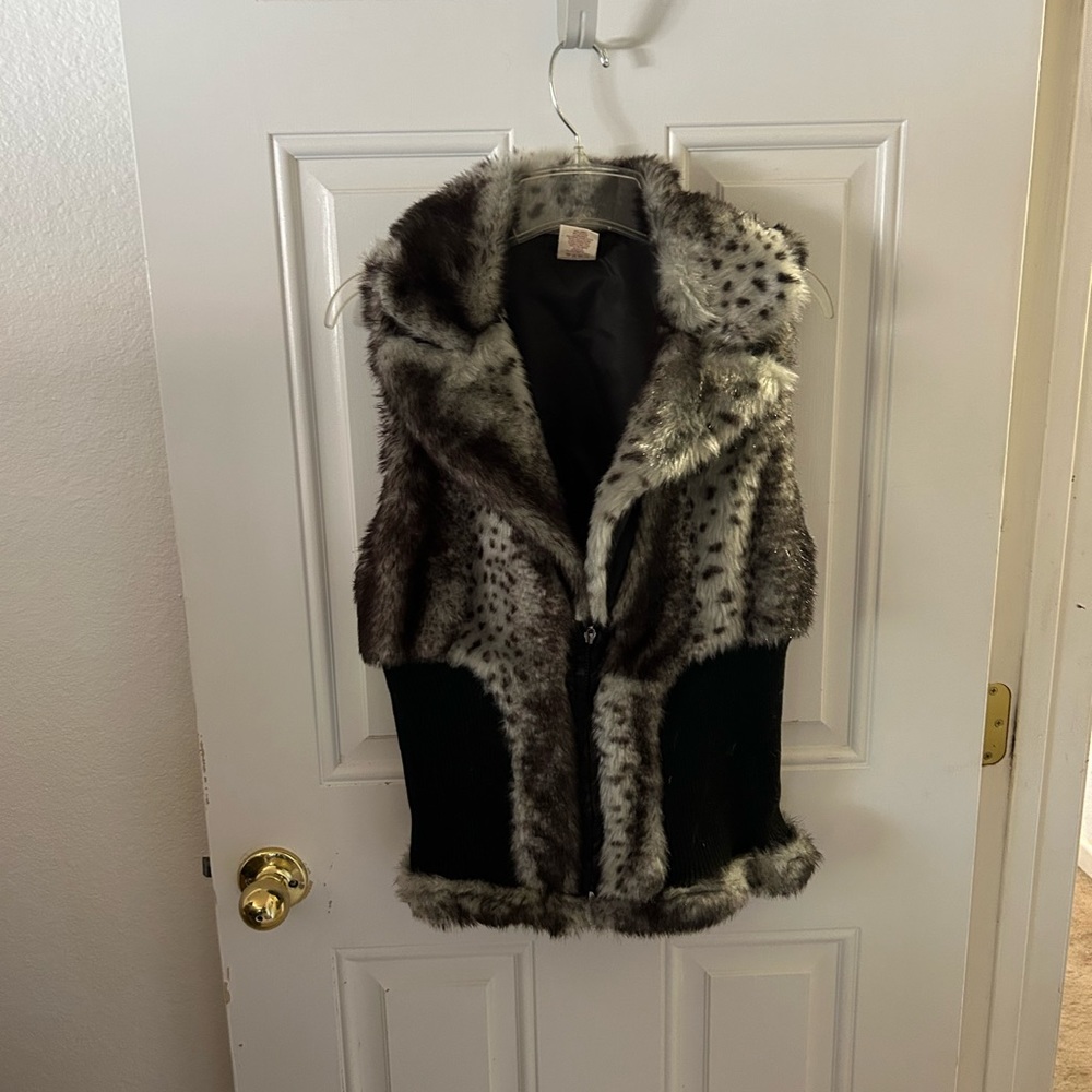 Unworn women’s black, gray (silver) zip front faux fur vest for fall and winter